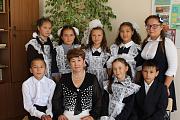 Красный день календаря — Это праздник сентября, Для учащихся он главный, Государственный день знаний.  Пусть тебе он принесет Сил, удач на целый год, Много новых увлечений, Самых радостных мгновений!